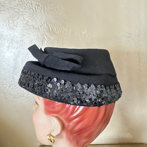 TEMPTING 1940s\' BLACK FELT HAT WITH SEQUIN TRIM